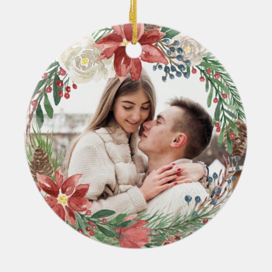 Krans Onze Eerste Kerstmis Als Getrouwd Foto Keramisch Ornament (Achterkant)