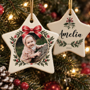 Krans van hulst met rode strik eerste kerst kind f keramisch ornament