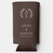 Kransmonogram Chocoladebruin en Witte Huwelijk Seltzer Blikjeskoeler (Voorkant)
