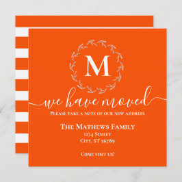 Kransmonogram in het wit en oranje met de tekst We Aankondiging