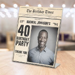 krant Custom 40th Birthday Welkom Reclamebord Met Voetstuk<br><div class="desc">krant Custom 40th Birthday Welkomstbord. Een cool en humoristisch verjaardagswelkom bord dat lijkt op een  krant! Het is aanpasbaar en kan worden gebruikt voor elk verjaardagsfeestje van de leeftijd! Hulp nodig bij deze ontwerp sjabloon? Neem contact op met het ontwerp door op de 'Bericht' knop hieronder te klikken.</div>