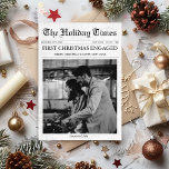 Krant Eerste Kerstverloving Uniek Feestdagenkaart<br><div class="desc">Vier uw verloving in een onvergetelijke stijl met deze charmante, op kranten geïnspireerde vakantiekaart, speciaal ontworpen voor pas verloofde stellen die hun grote nieuws met een feestelijke twist willen delen. Deze "First Year Engaged"-kaart, die is vormgegeven als een krantencover, vat de sensatie van uw bekendmaking samen en combineert feestvreugde met...</div>