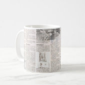 Kranten met oude onleesbare tekst. grunge koffiemok (Voorkant links)