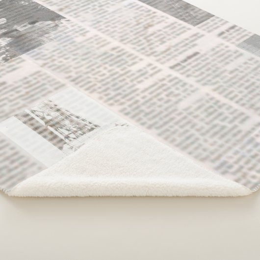 Kranten met oude onleesbare tekst.  grunge sherpa deken (3/4)