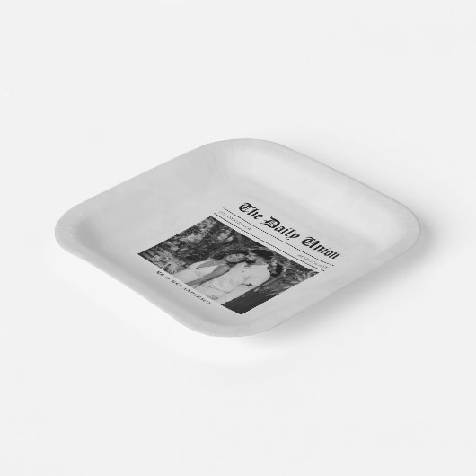 Krantenartikel Huwelijksreceptie Papieren Bordje (Gebogen)