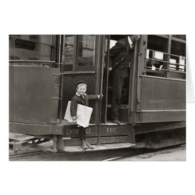 Krantenjongen rijdt op trolley, 1910 (Voorkant Horizontaal)