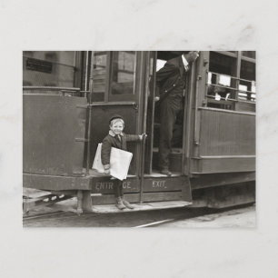 Krantenjongen rijdt op trolley, 1910 briefkaart