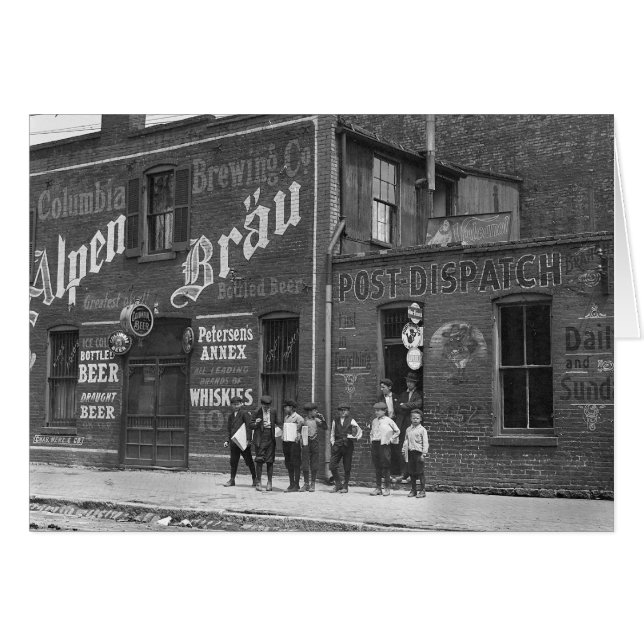 Krantenjongens buiten een saloon, 1910 (Voorkant Horizontaal)
