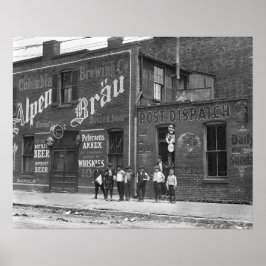 Krantenjongens buiten een saloon, 1910. Oude foto Poster