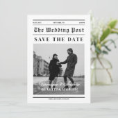 Krantenstijl Fun Save the Date Foto Uitnodiging (Staand voorkant)