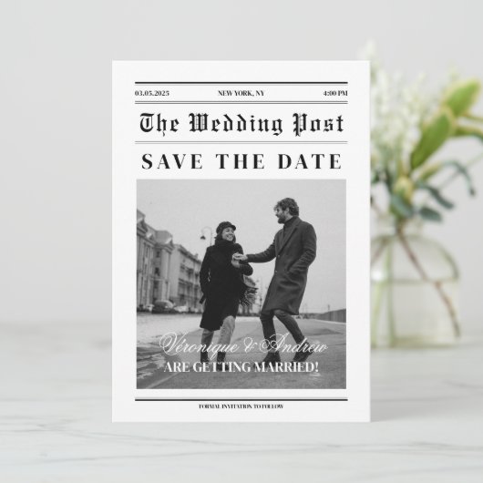 Krantenstijl Plezier Bewaar de Datum Foto Uitnodig Kaart (Staand voorkant)