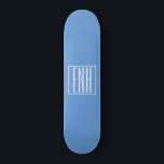 Krasmodern 3 initiële monogram | Zachte Blauwe Persoonlijk Skateboard<br><div class="desc">Witte tekst & witte rand op luchtblauw (of kies je eigen kleur).</div>