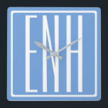 Krasmodern 3 initiële monogram | Zachte Blauwe Vierkante Klok<br><div class="desc">Witte tekst & witte rand op luchtblauw (of kies je eigen kleur).</div>