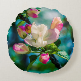 Krattenbloemen en -knoppen rond kussen