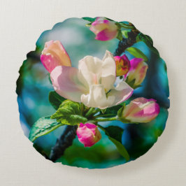 Krattenbloemen en -knoppen rond kussen