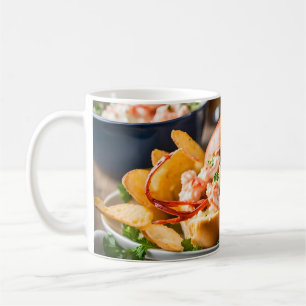 Kreeftenbroodje en aardappelchips koffiemok
