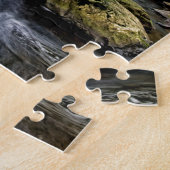 Kreek stroomt door bos legpuzzel (Zijkant)