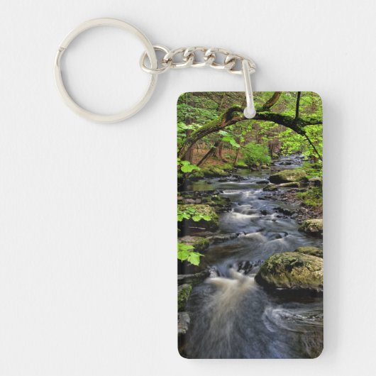 Kreek stroomt door bos sleutelhanger (Voorkant)