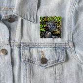 Kreek stroomt door bos vierkante button 5,1 cm (In situ)