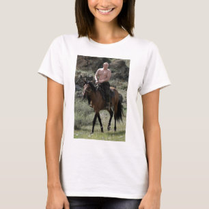 Kreukloze Poetin haalt een paard uit T-shirt