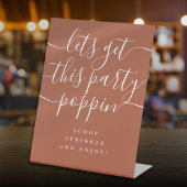 Krijg deze feestelijke popcornbar terracotta reclamebord met voetstuk