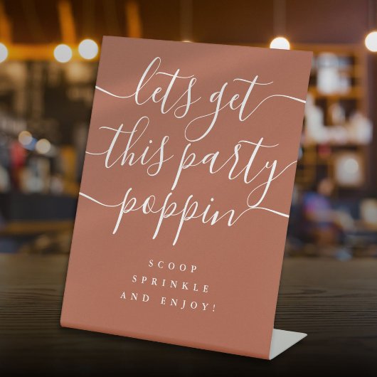 Krijg deze feestelijke popcornbar terracotta reclamebord met voetstuk