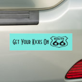 Krijg Uw Kicks op route 66 teken op turquoise Bumpersticker (Op auto)