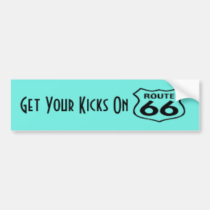 Krijg Uw Kicks op route 66 teken op turquoise Bumpersticker