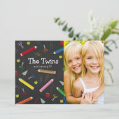 Krijtbord Apple Pencil Crayons Verjaardag Twins Kaart (Staand voorkant)