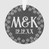 Krijtbord Bruiloft Jubileum Monogram Sneeuwvlokken Ornament (voorkant)
