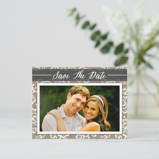 Krijtbord Burlap & Lace Foto Sla de datumkaarten o Aankondigingskaart (Staand voorkant)