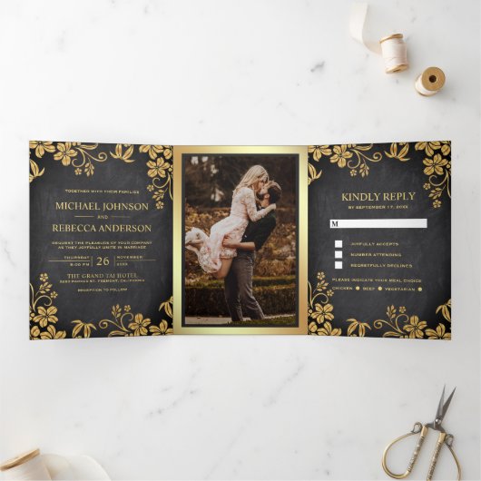 Krijtbord en goudfolie Bloemenbladeren Bruiloft Drieluik Uitnodiging (Binnen)