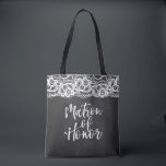 Krijtbord Kant matron van eer Tote Bag<br><div class="desc">Matron of Honor in penseelscript over zwart krijtbord en kantachtergrond. Gepersonaliseerde naam aan de achterkant.</div>