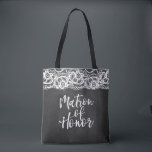 Krijtbord Kant matron van eer Tote Bag<br><div class="desc">Matron of Honor in penseelscript over zwart krijtbord en kantachtergrond. Gepersonaliseerde naam aan de achterkant.</div>