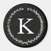 Krijtbord krans monogram magneet (Voorkant)