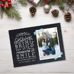 Krijtbord Letter Holiday Fotokaart<br><div class="desc">Betaalbare magnetische kerstkaarten met eenvoudige sjablonen om aan te passen. Dit vrolijke ontwerp heeft een leuke typografie in handgeschreven stijl op een nep-schoolbord achtergrond met aqua gestreepte washi tape rondom je foto. De tekst luidt "Hope the holidays bring you lots of reasons to smile". Personaliseer het met je foto's, familienaam,...</div>