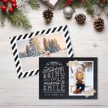 Krijtbord Letter Holiday Fotokaart Feestdagenkaart<br><div class="desc">Betaalbare, op maat gemaakte kerstfoto's met eenvoudige sjablonen om aan te passen. Dit vrolijke ontwerp bevat een leuke, met de hand geschreven lettertypografie op een nep schoolbord achtergrond met goud gestreepte washi tape rondom je foto. De tekst luidt "Hope the holidays bring you lots of reasons to smile". Personaliseer het...</div>