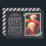 Krijtbord Lettering Vakantiefoto Kaart<br><div class="desc">Betaalbare, op maat gemaakte kerstfoto's met sjablonen om aan te passen. Dit vrolijke ontwerp bevat een leuke, met de hand geschreven lettertypografie op een nep schoolbord achtergrond met groene gestreepte washi tape rondom je foto. De tekst luidt "Hope the holidays bring you lots of reasons to smile". Personaliseer het met...</div>