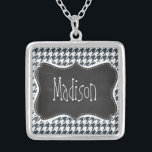 Krijtbord look Houtkruk Kleur Houndstooth Zilver Vergulden Ketting<br><div class="desc">U zult genieten van dit schattige,  elegante,   krijtbord ontwerp met Charcoal Color Houndstooth patroonontwerp! We nodigen u uit in onze winkel,  Vrijgezellenfeest Shop,  om dit coole retro-schoolbordontwerp te uitzichten op veel meer geweldige aanpasbare producten,  waaronder girly Bride-knoppen,  moderne trouwstempels en trendy krijt Bridal Shower-uitnodigingen! Met vriendelijke groet!</div>