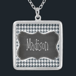 Krijtbord look Houtkruk Kleur Houndstooth Zilver Vergulden Ketting<br><div class="desc">U zult genieten van dit schattige,  elegante,   krijtbord ontwerp met Charcoal Color Houndstooth patroonontwerp! We nodigen u uit in onze winkel,  Vrijgezellenfeest Shop,  om dit coole retro-schoolbordontwerp te uitzichten op veel meer geweldige aanpasbare producten,  waaronder girly Bride-knoppen,  moderne trouwstempels en trendy krijt Bridal Shower-uitnodigingen! Met vriendelijke groet!</div>