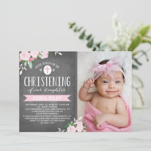 krijtbord met bloeiende bloemen | doopuitnodiging kaart (Staand voorkant)