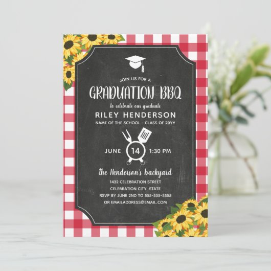 Krijtbord Red Gingham Zonnebloem Afstuderen BBQ Kaart (Staand voorkant)