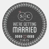 Krijtbord Save The Date Schattig Monogram Ronde Sticker (Voorkant)