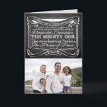 Krijtbord Schrift Kerstmis Feestdagen Kaart<br><div class="desc">Personaliseer dit kerstbijbelvers item met passageschrift van Jesaja 9:6... aan ons wordt een Zoon gegeven: en zijn naam zal Wonderful worden genoemd, Raadsman, DE MACHTIGE GOD, de eeuwige Vader, de Prins van de Vrede. ~Jesaja 9:6 Donkergrijs en zwart krijtbord met witte tekst afbeelding maakt een mooie casual Christelijke kerstgroet. Alle...</div>