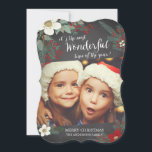 Krijtbord Wonderbaarlijke Kerst Florale Fotokaart Feestdagenkaart<br><div class="desc">Hedendaagse kerst fotokaart met een beugel uitstansel vorm met mooie witte & rode bloemen,  dennen takken & bessen op een moderne krijtbord achtergrond.</div>