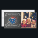 Krijtbordfoto Patriottische Kerst Gepersonaliseerd Feestdagenkaart<br><div class="desc">Dit patriottische krijtbordontwerp heeft een ornament in het midden met sterren vol rood,  wit en blauw. Het lint is rood en dwarrelt langs de zijkanten. De randen hebben garnituren van wervelingen met gebieden om uw kerstboodschap te personaliseren.</div>