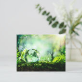 Kristal wereldbol in een groen bos briefkaart (Staand voorkant)