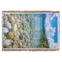 Kristalhelder bergmeer met kiezelstrand