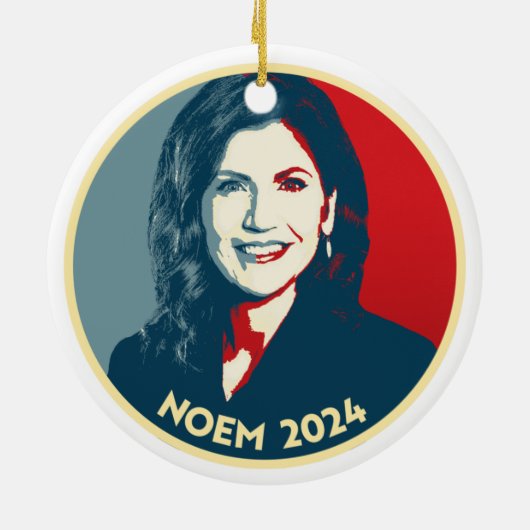 KRISTI NOEM 2024 KERAMISCH ORNAMENT (Achterkant)