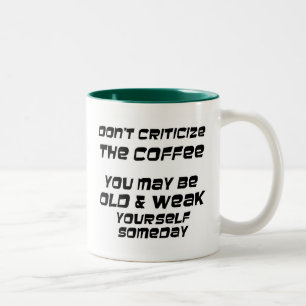 Kritiek niet op de koffie die je oud en zwak kunt tweekleurige koffiemok